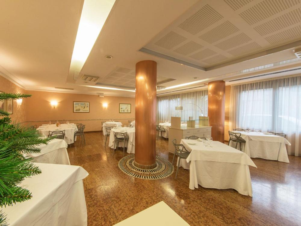 Ristorante Hotel Lucia - 100 Mt Dal Mare Giulianova Exterior foto